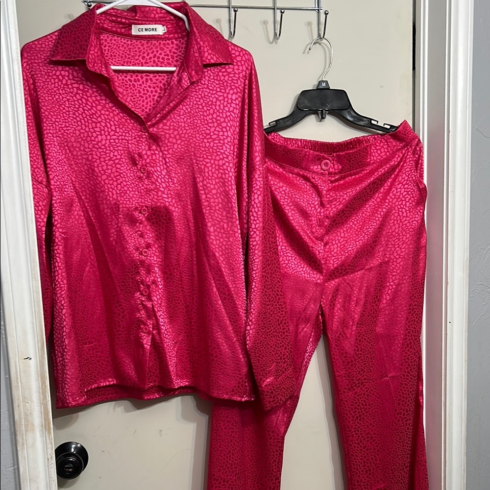 NWOT Chic Home Pink Satin Lounge Set with Pockets